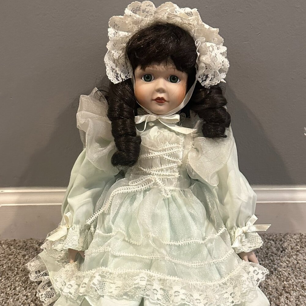 Vintage BRADLEY'S Collectible Doll LISA PTD-380 Porcelain Doll COA